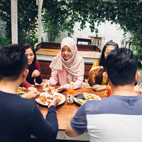 Freunde genießen Essen im Außenrestaurant — Stockfoto