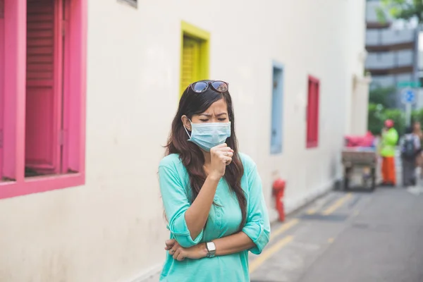 Kvinna bär medicinsk ansiktsmask — Stockfoto