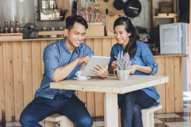 genç iş ortakları tablet kullanma
