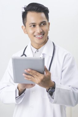 Doktor tablet ile gülümseyen