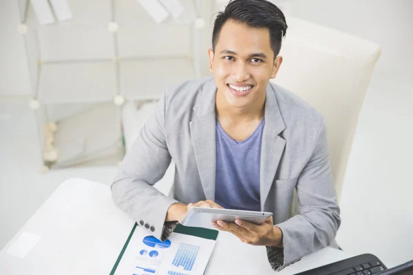 Asiatiska man använder TabletPC — Stockfoto