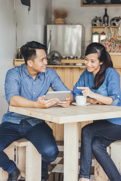 Socios comerciales jóvenes utilizando tableta — Foto de Stock