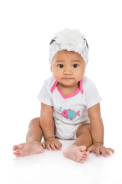 床に座って小さな女の赤ちゃん — ストック写真