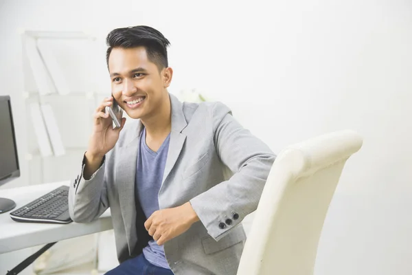 Hombre de negocios inteligente hablando en el teléfono inteligente —  Fotos de Stock