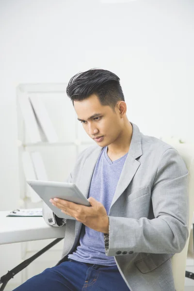 Asyalı adam Tablet PC'yi kullanma — Stok fotoğraf