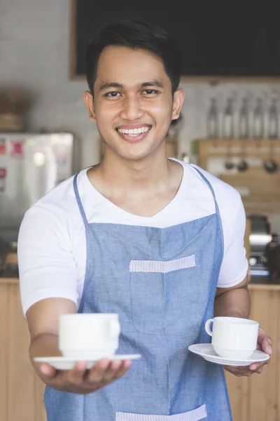 Camarero sirviendo café — Foto de Stock