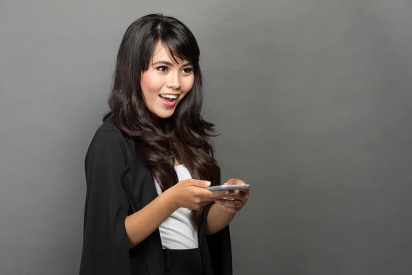 Азиатская деловая женщина с телефоном — стоковое фото