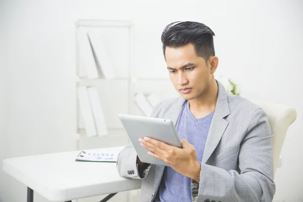 Asiatiska man använder TabletPC — Stockfoto