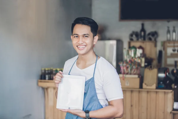 Kleine ondernemer bij koffie shop — Stockfoto