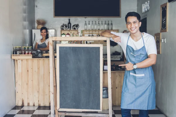 Proprietário do café masculino com placa em branco — Fotografia de Stock