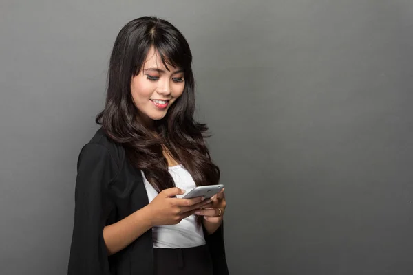 Aziatische zakenvrouw met haar telefoon — Stockfoto