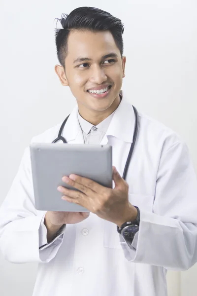 Médico sonriente con comprimido —  Fotos de Stock