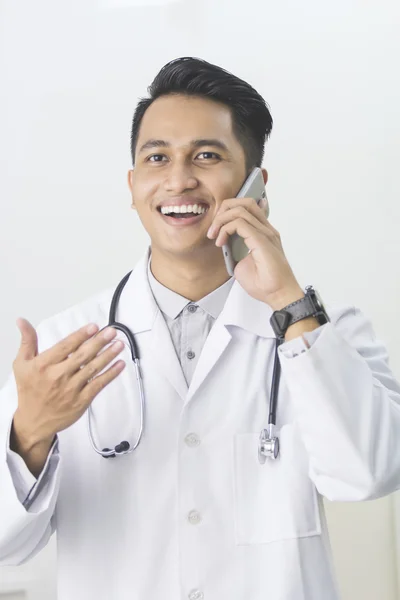 Telefon sahip doktor — Stok fotoğraf