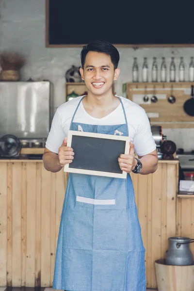 Mannelijke cafe eigenaar met leeg bord — Stockfoto