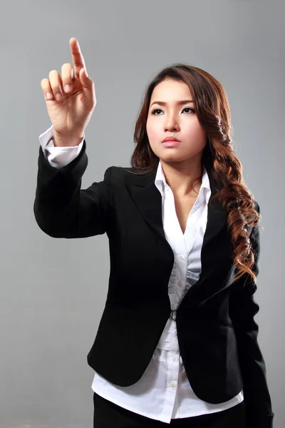 Mujer de negocios tocando pantalla virtual — Foto de Stock