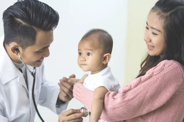 Baby worden gecontroleerd door arts — Stockfoto