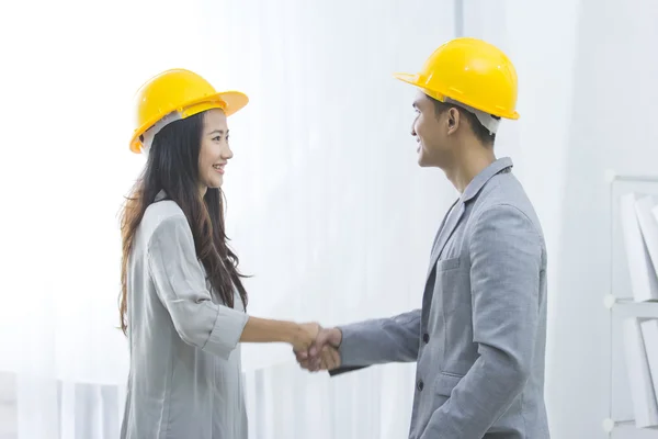 Homme d'affaires et femme d'affaires avec casques — Photo