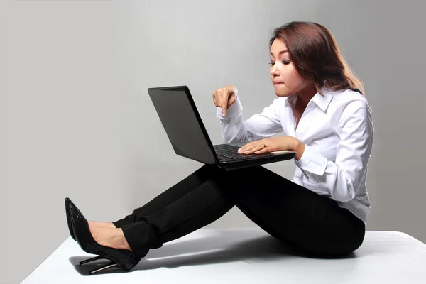 Junge Geschäftsfrau arbeitet mit Laptop — Stockfoto