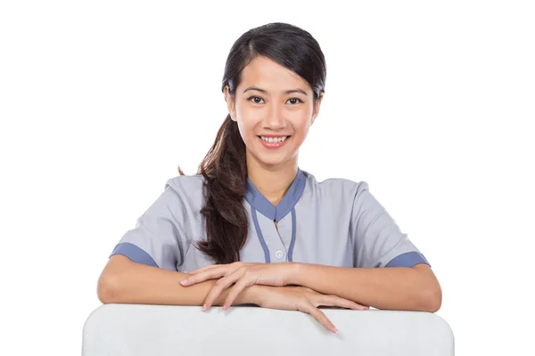 Empregada em uniforme com placa branca — Fotografia de Stock