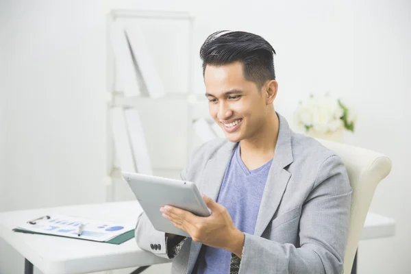 Azjatycki człowiek przy użyciu komputera typu tablet — Zdjęcie stockowe