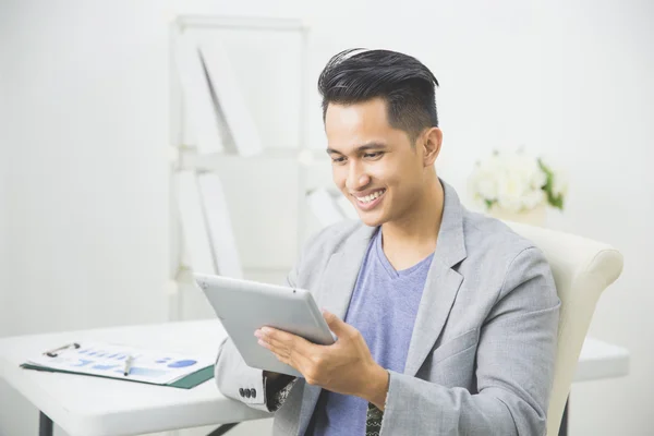 Asiatiska man använder TabletPC — Stockfoto