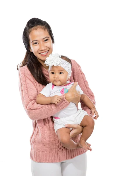 Mulher segurando bebê menina — Fotografia de Stock