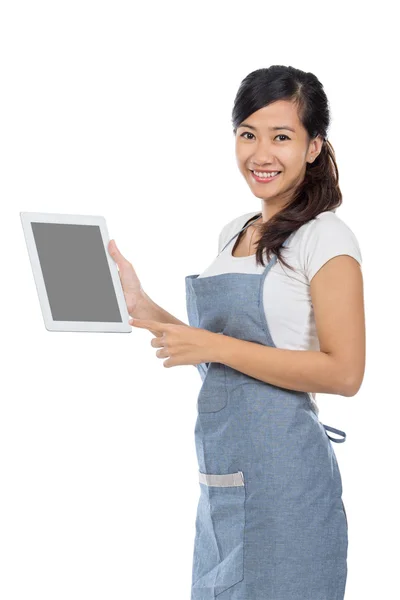 Camarera mostrando la pantalla de PC tableta —  Fotos de Stock