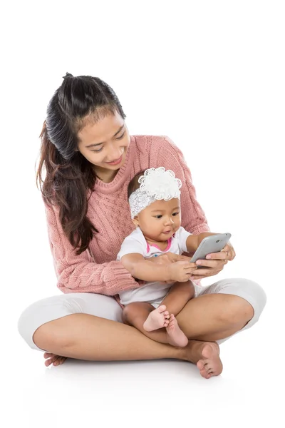 Vrouw met baby met behulp van Tablet PC — Stockfoto