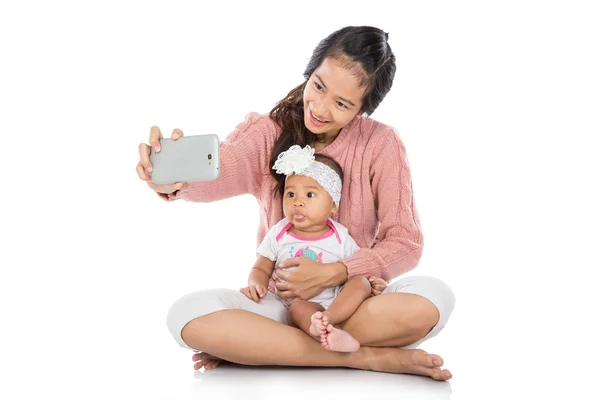 Vrouw met baby nemen selfie — Stockfoto