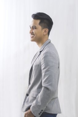 Gri gömlekli genç adam 