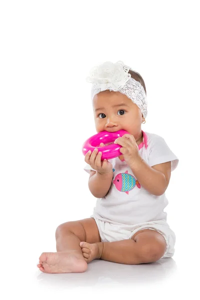 Pequena menina sentada no chão — Fotografia de Stock