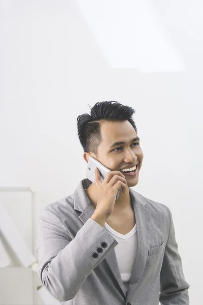 Geschäftsmann spricht auf dem Smartphone — Stockfoto