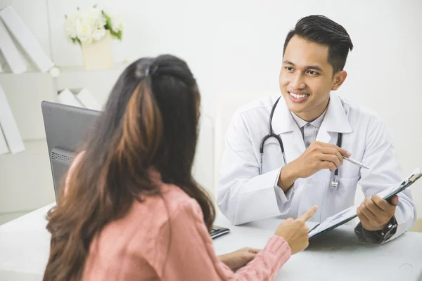 Manliga läkare förklara patienten — Stockfoto