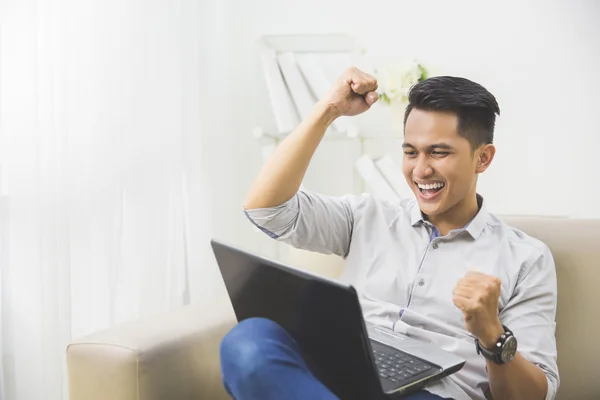 Joven feliz levantar la mano —  Fotos de Stock