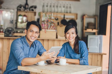 genç iş ortakları tablet kullanma