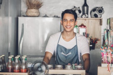 Kafe çalışanları iş başında.