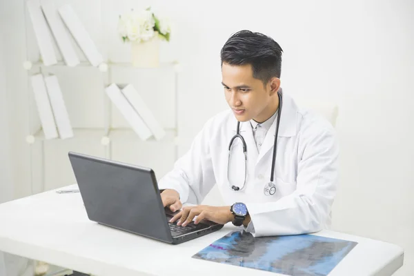 Médecin travaillant avec un ordinateur portable — Photo
