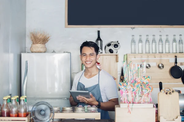 Dueño de una pequeña empresa en una cafetería — Foto de Stock