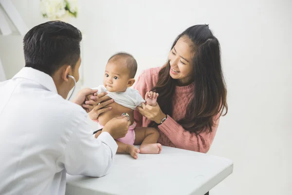 Baby worden gecontroleerd door arts — Stockfoto