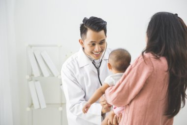 Bebek doktor tarafından kontrol
