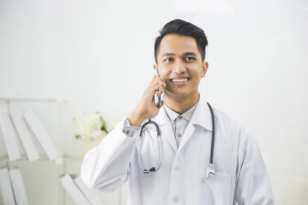 Médico ter telefonema — Fotografia de Stock