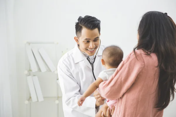 Bambino controllato dal medico — Foto Stock