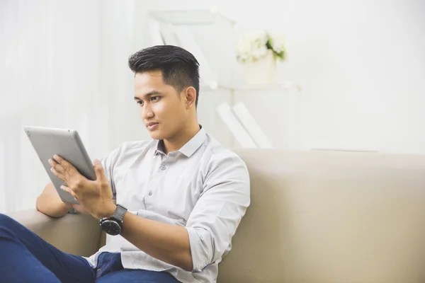 Homem usando tablet pc em casa — Fotografia de Stock