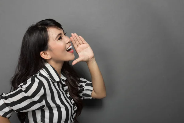 Young businesswoman shoutting — Stock Photo, Image