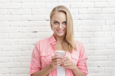 Kadın cep telefonundan mesaj atıyor