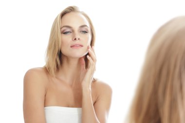 aynaya bakarak kadın 