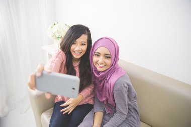 mutlu genç kadınlar 