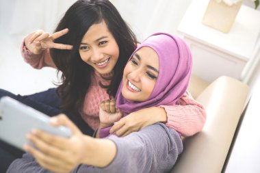 mutlu genç kadınlar