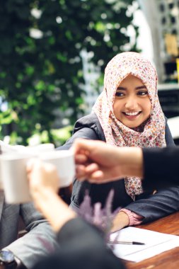 iş arkadaşları ile kahve tezahürat