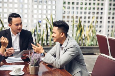 bir kafede yaratıcı iş toplantısı 